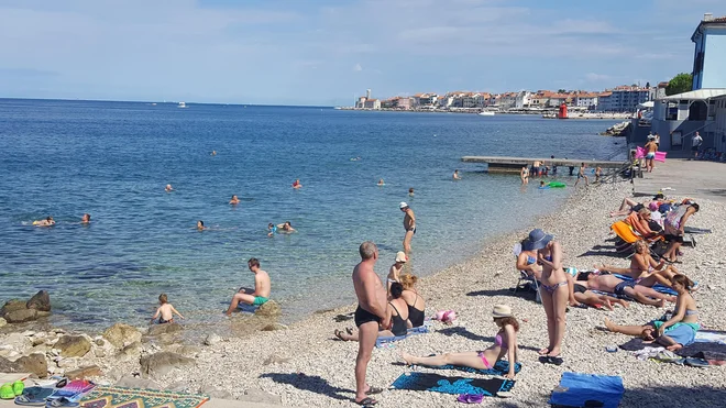 Ob ponavljajočem se nepremišljenem izpostavljanju soncu se koža hitreje stara, kar imenujemo fotostaranje: koža postane zadebeljena in hrapava, ima usnjen videz, gube so močneje izražene, pojavlja se neenakomerna pigmentiranost, opozarja doc.dr. Katja Žmitek, prodekana Visoke šole VIST. Foto: Boris Šuligoj