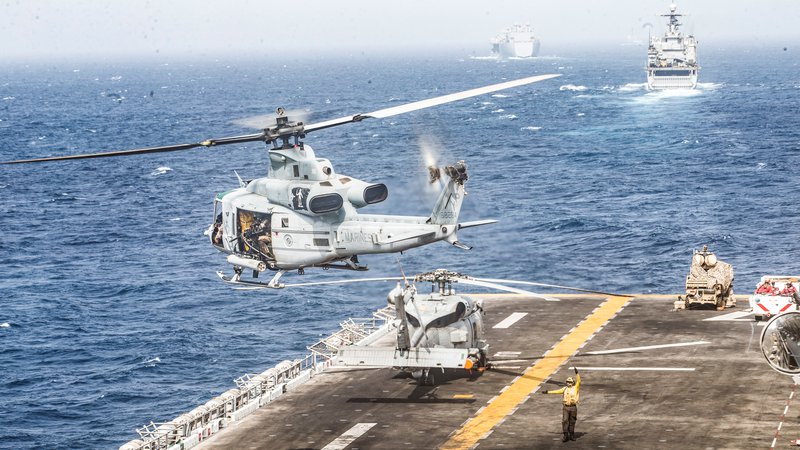 Fotografija: Vojaški helikopter vzleta z vojaške ladje USS Boxer FOTO: Reuters