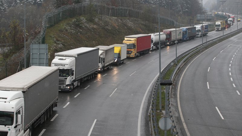 Fotografija: V Sloveniji narašča tranzitni promet, z večanjem prometa pa se povečajo tudi možnosti za nastanek prometnih nesreč. FOTO: Tadej Regent/Delo