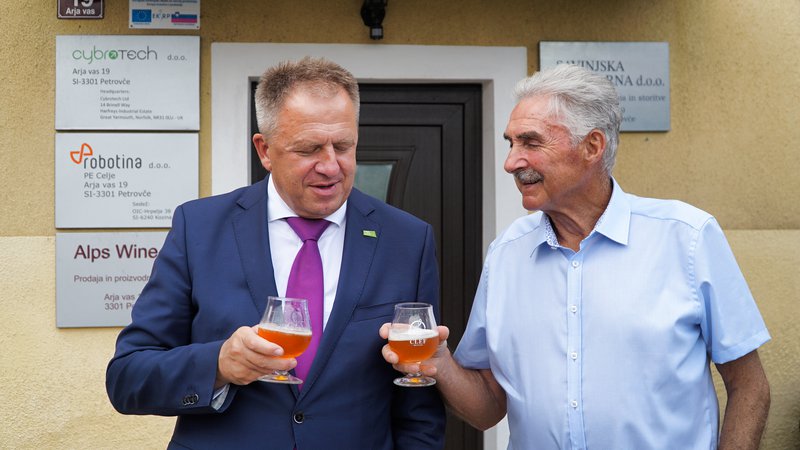Fotografija: Minister Zdravko Počivalšek in Franci Žužej, najstarejši moški na družinskem posestvu s hmeljišči in zdaj tudi proizvodnjo piva. FOTO: Brane Piano