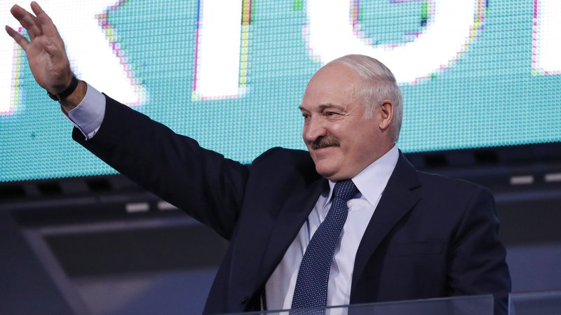 Fotografija: Prihodnje leto se bo nekdanjemu voditelju sovjetskega kolhoza iztekel peti mandat na čelu Belorusije in nič ne kaže, da se mu mudi zapustiti položaj. FOTO: Reuters