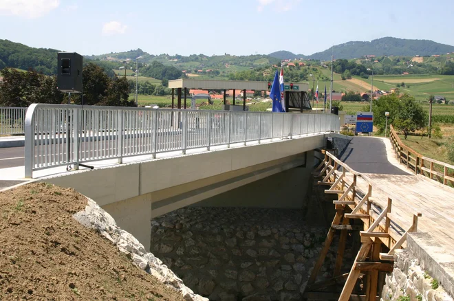 Na tej in oni strani Sotle živimo ljudje, ki smo si zelo podobni in se od nekdaj dobro razumemo. Foto Danilo Utenkar