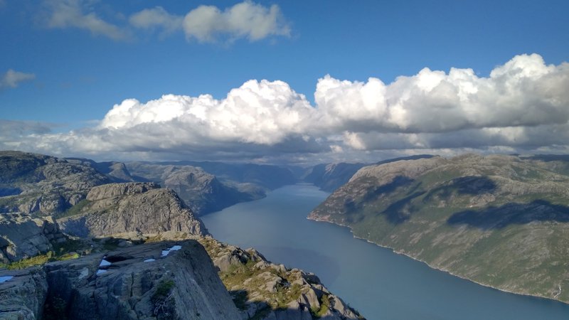 Fotografija: Z vrha Preikestolna se odpre čudovit razgled na 42 kilometrov dolg Lysefjord. FOTO: Mojca Finc