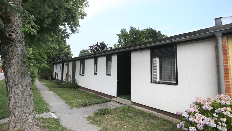 Fotografija: Murgle so v mnogočem izjemno naselje: nekoč cenene montažne pritlične hiše, a atrijske, zgodaj pejorativno poimenovane kar »Dachau«. Foto Igor Zaplatil