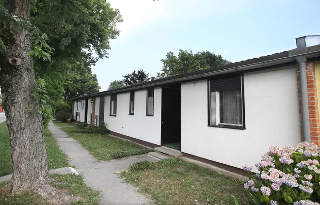 Murgle so v mnogočem izjemno naselje: nekoč cenene montažne pritlične hiše, a atrijske, zgodaj pejorativno poimenovane kar &raquo;Dachau&laquo;. Foto Igor Zaplatil