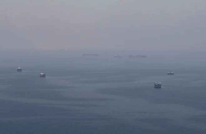 Incident z britanskim tankerjem se je v Hormuški ožini zgodil le nekaj ur po tistem, ko je gibraltarsko vrhovno sodišče odločilo, da mora iranski supertanker Grace 1 v Gibraltarju ostati še 30 dni. FOTO: Hamad I Mohammed/Reuters