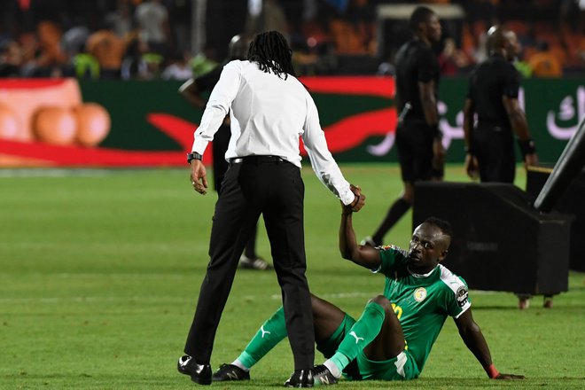 Senegalski trener Aliou Cisse je tolažil najboljšega igralca Sadia Maneja. FOTO. AFP