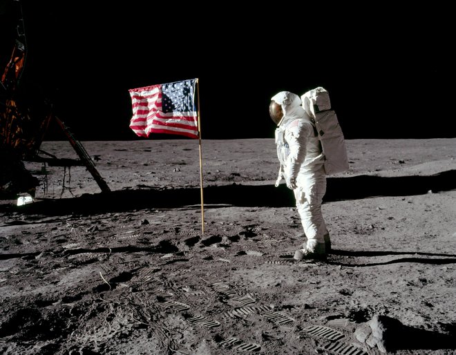 Buzz Aldrin z ameriško zastavo FOTO: Nasa Reuters