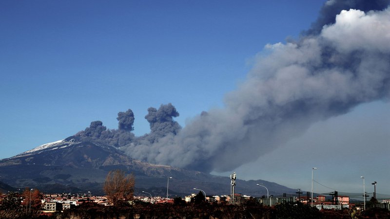 Fotografija: Etna je vseskozi dejavna. FOTO: Giovanni Isolino/AFP