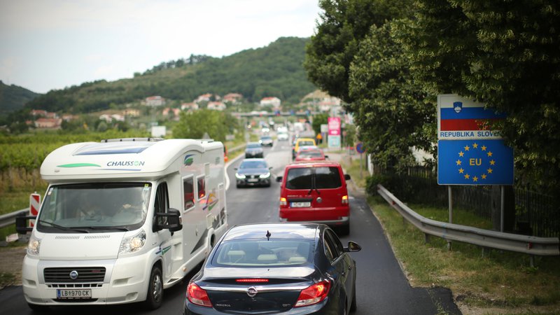 Fotografija: Danes velja omejitev prometa tovornih vozil, katerih največja dovoljena masa presega sedem ton in pol med 8. in 21 uro, na primorskih cestah do 22. ure. FOTO: Jure Eržen