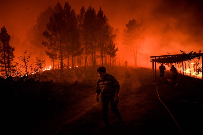 Zaradi požarov je v pokrajini Castelo Branco zaprtih več državnih in drugih cest, preventivno so evakuirali tudi prebivalce več vasi. FOTO: Patricia De Melo Moreira/AFP