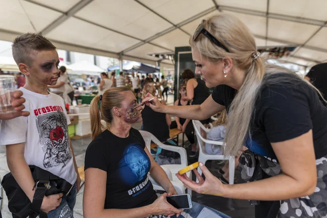 Mnogi si želijo postati zombiji – vsaj za en dan. Foto Sandi Kelc