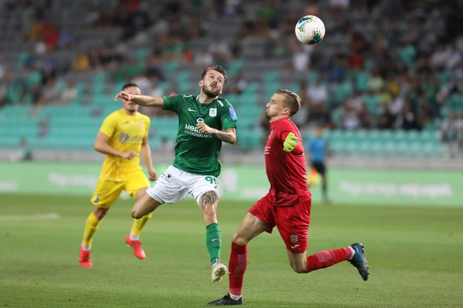 Asmir Suljić je začel v upočasnjenem ritmu, po zaostanku pa stinil na plin in bil najzaslužnejši za Olimpijin zasuk proti Domžalam. FOTO: Voranc Vogel/Delo