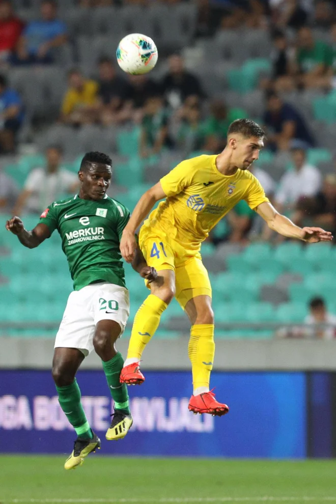 Eric Boakye (levo) je bil med najmanjšimi na igrišču, a se je uspešno kosal z Adamom Gnezdo Čerinom tudi v zračćnih dvobojih. FOTO: Voranc Vogel/Delo