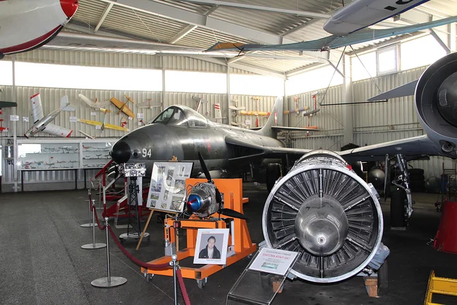 V hangarju že zmanjkuje prostora za vse, kar je razstavljeno. Foto Simona Fajfar