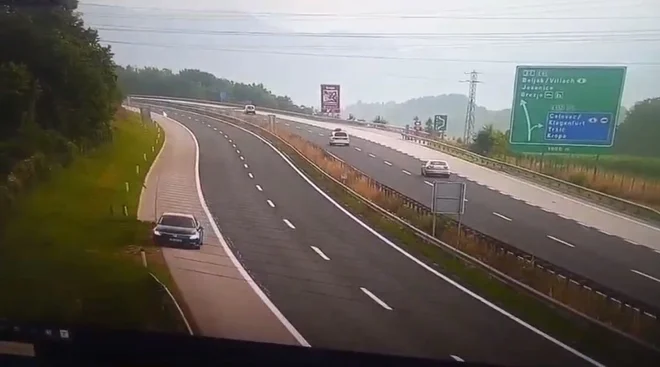 Voznik je vozil utrujen in zapeljal s ceste. FOTO: PU Kranj