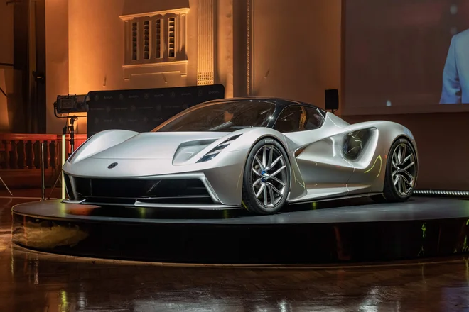 Super športni električni avtomobil lotus evija, ki s štirimi elekro motorji menda zmore strahovite pospeške, stal pa naj bi 1,9 milijona evrov pred plačilom davka. Lotus je v večinski lasti podjetja Geely.<br />
FOTO: AFP