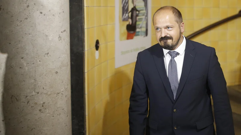 Fotografija: Poklukar, ki je danes dobil ministrovo soglasje, bo štiriletni mandat nastopil prvega avgusta. S tem bo postal 15. človek na čelu UKC in osmi v zadnjih desetih letih. FOTO: Blaž Samec/Delo