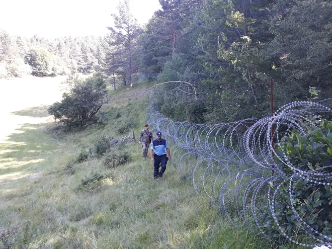 Od oktobra 2018 Slovenska vojska policijo podpira tudi z opazovanjem širšega območja državne meje z moštvom in brezpilotnimi letali. FOTO: Slovenska vojska