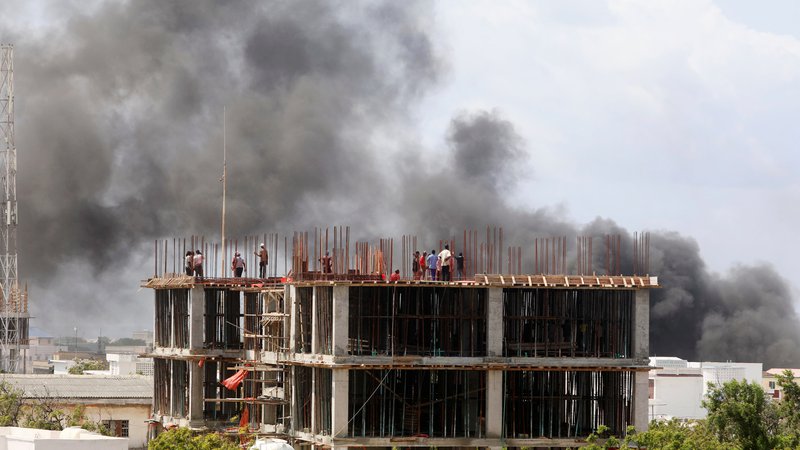 Fotografija: Bomba je eksplodirala pred hotelom v bližini mednarodnega letališča, nato pa je sledilo še streljanje. FOTO: Feisal Omar/Reuters