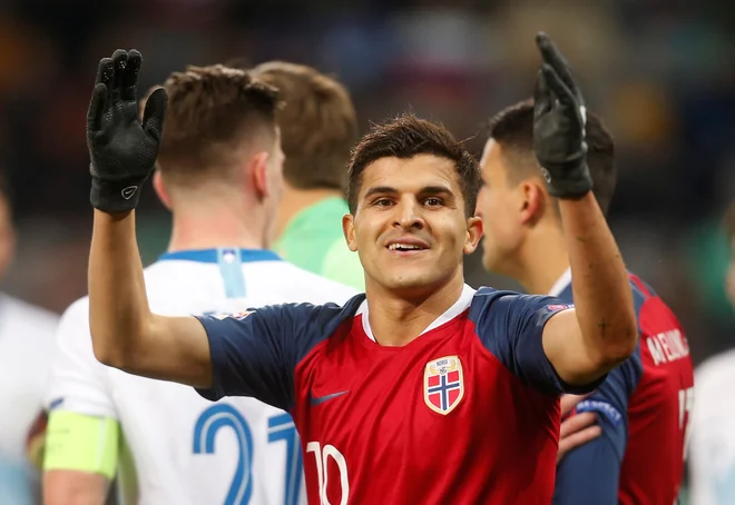 Norvežan Tarik Elyounoussi, ki je igral tudi proti Sloveniji v ligi narodov (v ozadju Benjamin Verbič), je z devetimi goli najučikovitejši igralec AIK. FOTO: Reuters