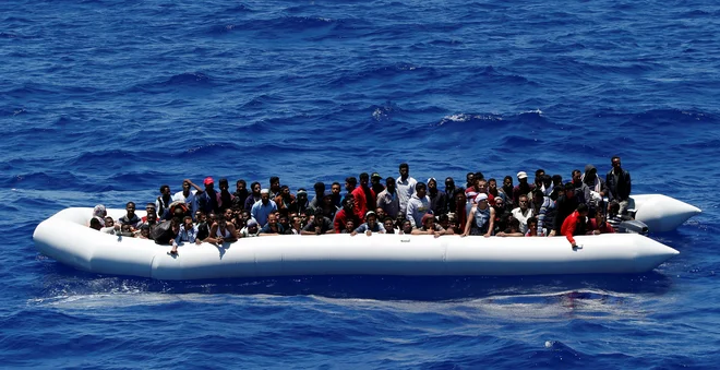 <div>V Sredozemskem morju je na poti v Evropo letos umrlo več sto migrantov. FOTO: Stefano Rellandini/Reuters</div>