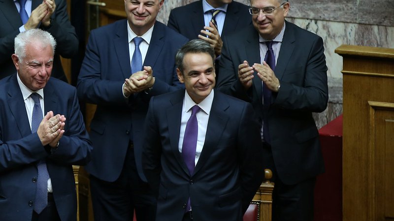 Fotografija: Aplavz ministrov nove vlade premieru Micotakisu. FOTO: Costas Baltas/Reuters