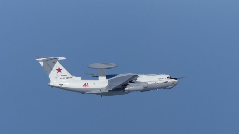 Fotografija: Rusko letalo A-50 je letelo blizu otokov Takešima, kar Južni Koreji ni bilo všeč. FOTO: Reuters