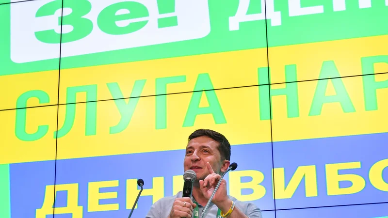 Sluga narodu, ki se je rodil šele konec leta 2017, bo imel v novi vrhovni radi kar 253 od 424 poslancev. FOTO: Genya Savilov/AFP