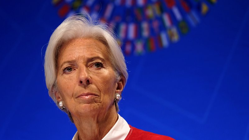 Fotografija: IMF – na fotografiji njegova donedavna izvršna direktorica Christine Lagarde, ki naj bi prevzela krmilo ECB – opozarja, da trgovinske vojne in geopolitične napetosti znižujejo gospodarske obete. FOTO: Reuters