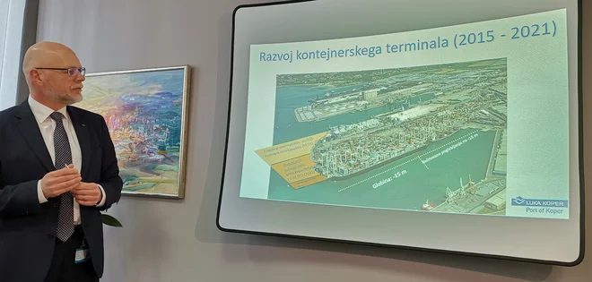 Predsednik uprave Luke Dimitrij Zadel predstavlja podaljšanje prvega pomola za kontejnerje. Foto Boris Šuligoj