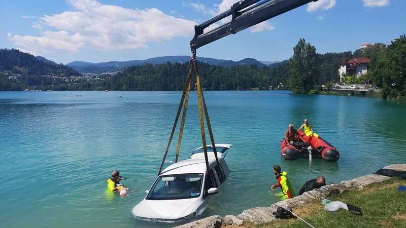 Fotografija: Reševanje vozila iz Blejskega jezera. FOTO: Gabrijel Mezan/Gasilci Bled