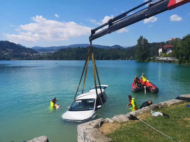 Reševanje vozila iz Blejskega jezera. FOTO: Gabrijel Mezan/Gasilci Bled