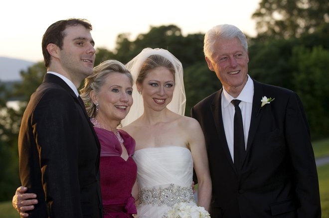 Nekdanji demokratski predsednik Bill Clinton na poroki hčerke Chelsee. FOTO: Reuters