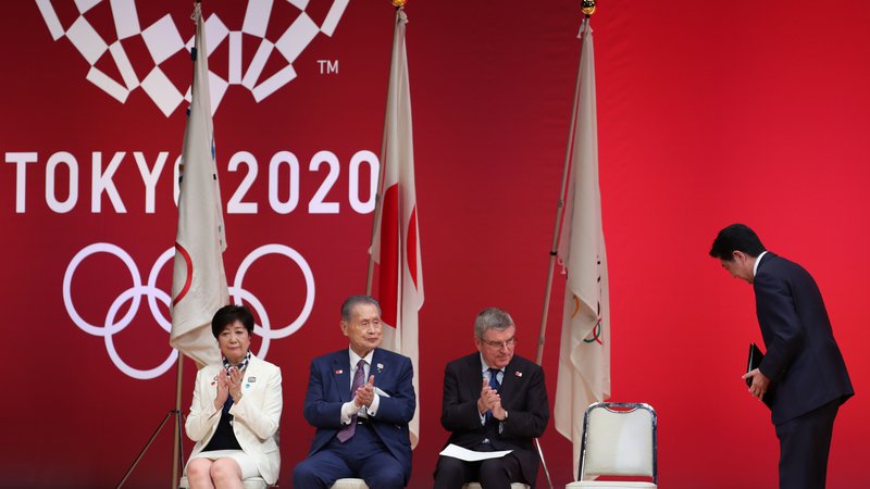 Fotografija: Natanko leto pred igrami so se uradno srečali predsednik japonske vlade Šinzo Abe, župan Tokia Juriko Koike in Thomas Bach, predsednik MOK. FOTO AFP
 