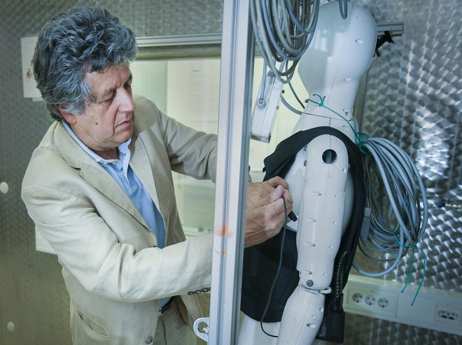 Igor Mekjavič z IJS med testiranjem lutke, opremljene s tipali za merjenje temperature in paroprepustnosti. Foto Jože Suhadolnik