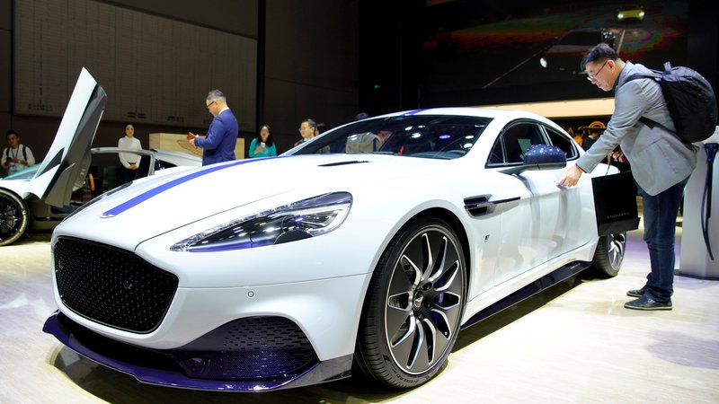 Fotografija: Čeprav se Aston Martin podaja tudi med proizvajalce električnih avtomobilov, pa po oceni analitikov v razvoju zaostaja za drugimi luksuznimi avtomobilisti. Foto: Aly Song/Reuters