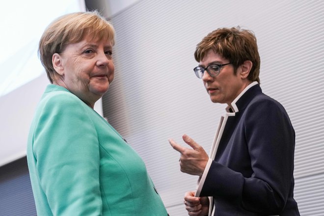Annegret Kramp-Karrenbauer (desno) omenjajo kot naslednico Angele Merkel. FOTO: AFP