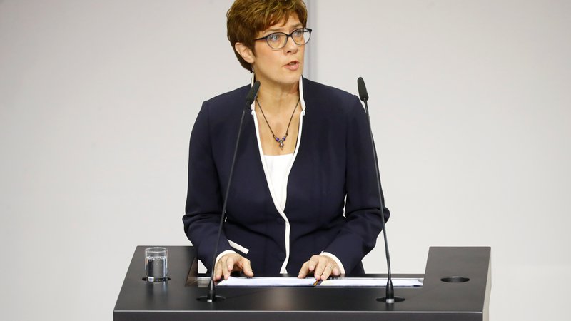 Fotografija: Annegret Kramp-Karrenbauer je zdaj tudi uradno nova nemška ministrica za obrambo. FOTO: Reuters