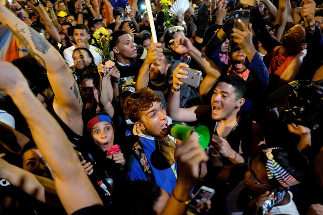 Demonstranti v San Juanu slavijo napoved guvernerjevega odhoda. FOTO: Ricardo Arduengo/AFP
