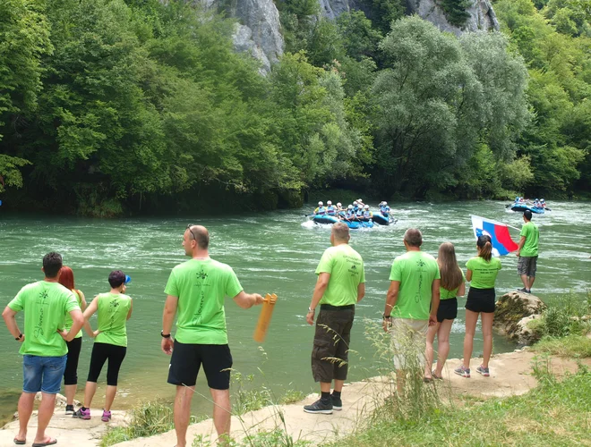 Zvesti navijači iz Straže so po svetu prepoznavni po zelenih majicah.