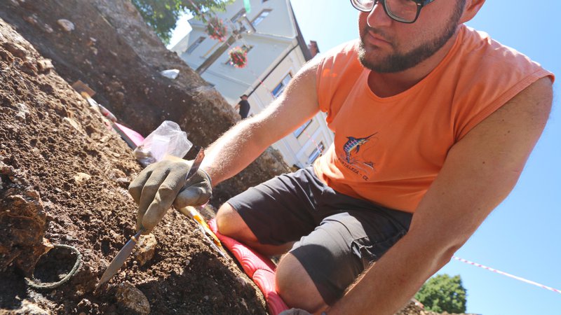 Fotografija: Miha Kalan, študent arheologije, je pravkar odkril obsenčni obesek.