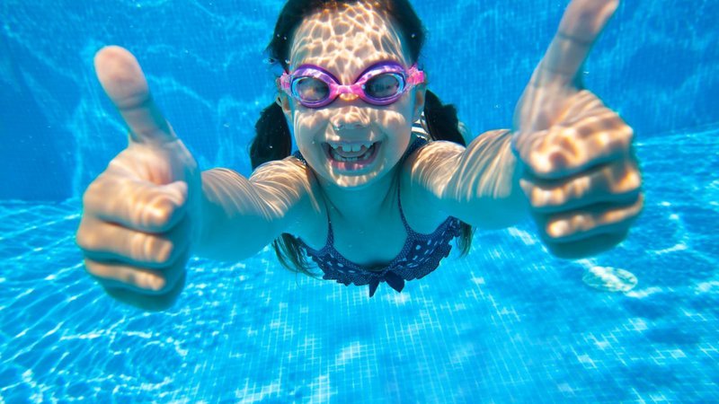 Fotografija: Če plavanje ni omejeno zgolj na kopanje, ampak je ustrezno podprto tudi s primerno intenzivnostjo in trajanjem vadbe, je ta vpliv še izrazitejši. Foto Shutterstock
