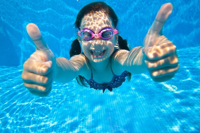Če plavanje ni omejeno zgolj na kopanje, ampak je ustrezno podprto tudi s primerno intenzivnostjo in trajanjem vadbe, je ta vpliv še izrazitejši. Foto Shutterstock