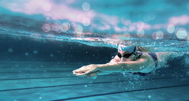Plavanje<strong> </strong>oziroma gibanje v vodi ugodno vpliva na miselne in intelektualne sposobnosti, zmanjšuje anksioznost in depresivnost, izboljšuje razpoloženje, samopodobo in odpravlja nespečnost. Foto Shutterstock