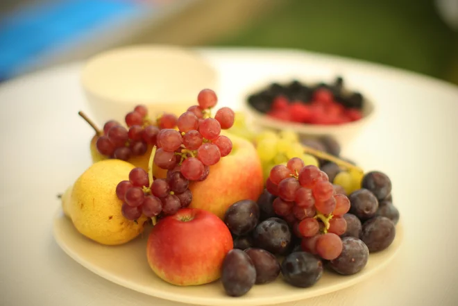 Največ vitamina C dobimo s svežo, ustrezno skladiščeno ter lokalno pridelano zelenjavo in sadjem. FOTO Jure Eržen/Delo