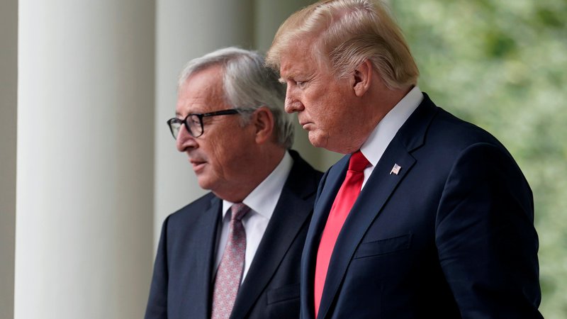 Fotografija: Ameriški predsednik Donald Trump in predsednik evropske komisije Jean-Claude Juncker med njunim srečanjem julija lani. Foto REUTERS/Joshua Roberts