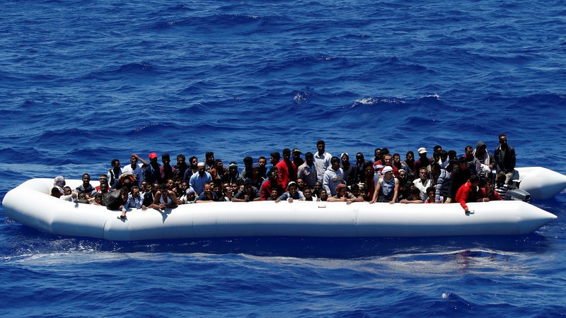 Fotografija: Libijska obalna straža zaenkrat poročil še ni potrdila (fotografija je simbolična). FOTO: Stefano Rellandini/Reuters