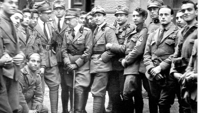 D&#39;Annunzio (na sredini s palico) v družbi legionarjev, s katerimi je leta 1919 zasedel Reko. FOTO: arhiv