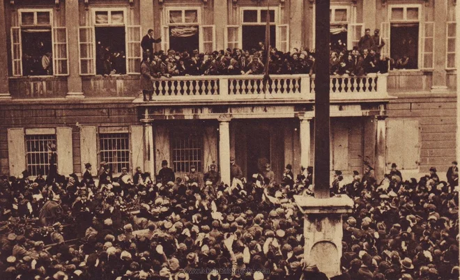 Gabriele D'Annunzio je prebivalce okupirane Reke nagovarjal z balkona mestne hiše, najraje v uniformi, in dvigal roko v rimski pozdrav, kar je pozneje posnemal Mussolini. FOTO: arhiv
